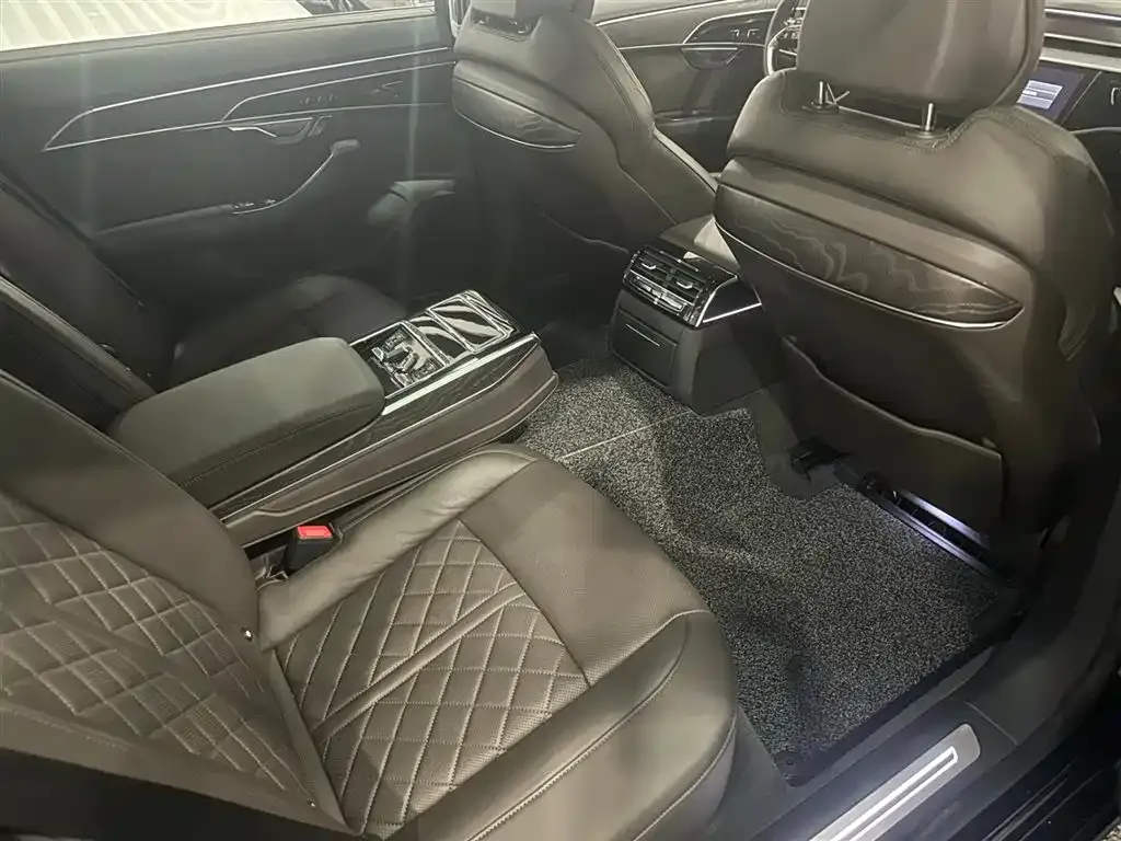 Audi A8 — фото 2