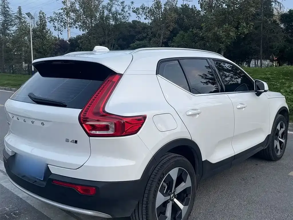 Volvo XC40 — фото 9