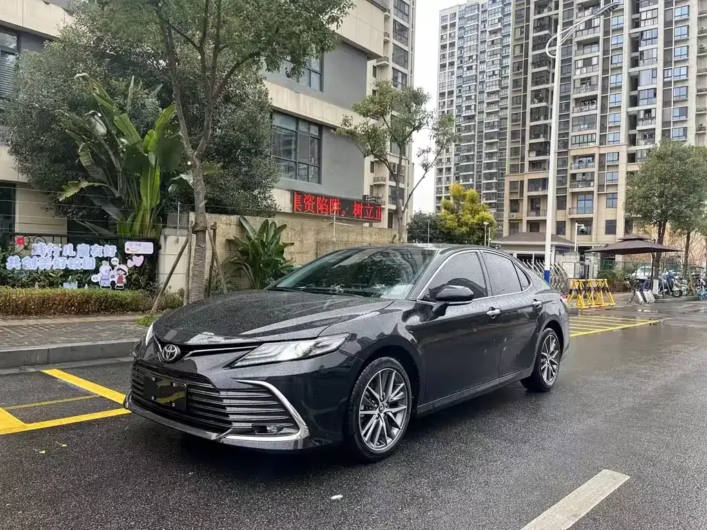 Toyota Camry — фото 1