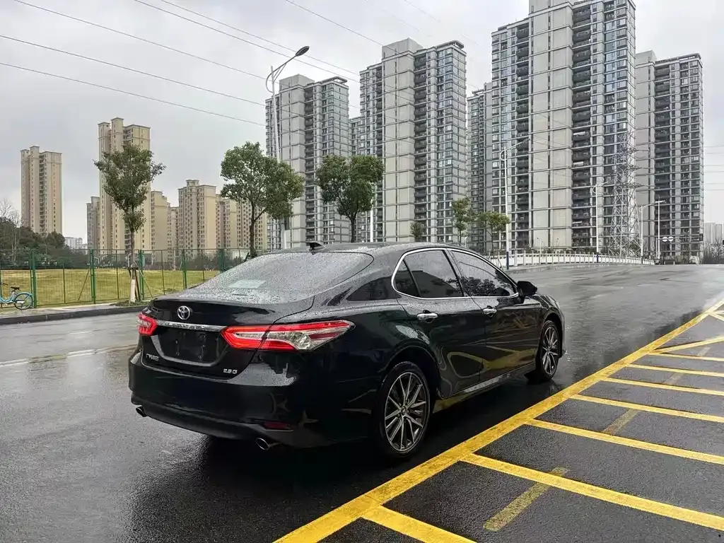 Toyota Camry — фото 5