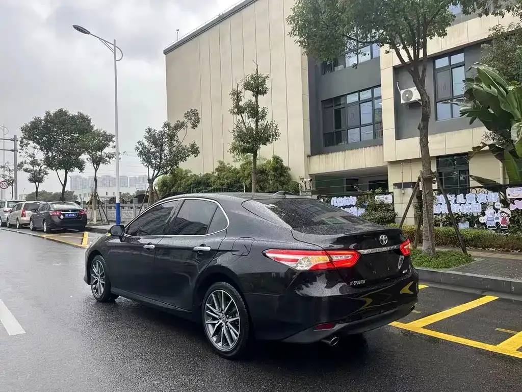 Toyota Camry — фото 6