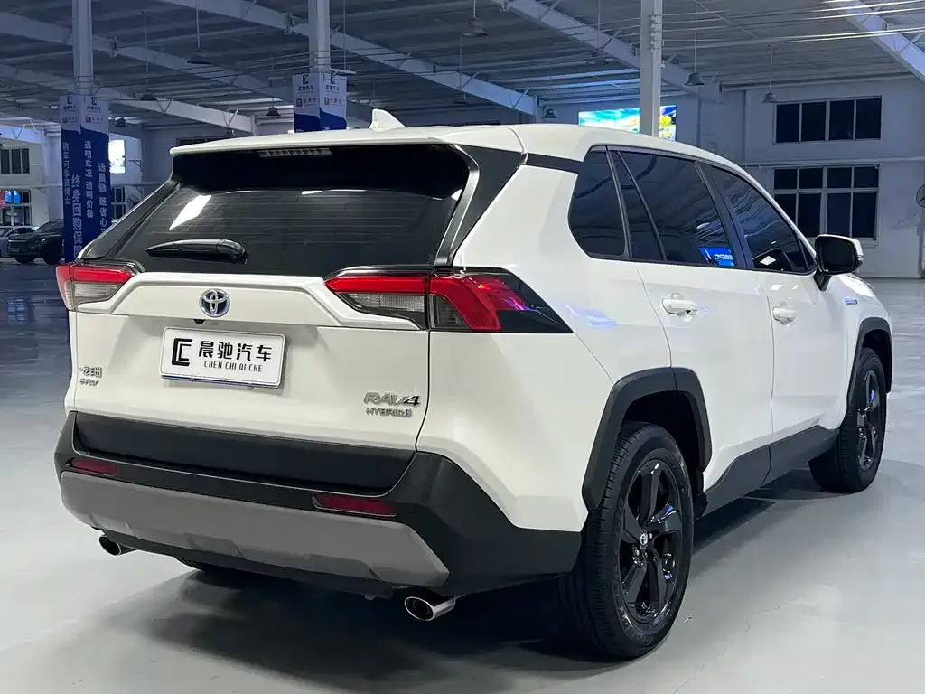 Toyota RAV4 — фото 4