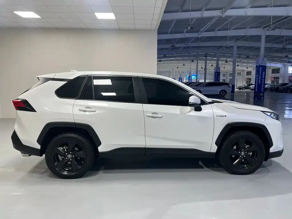 Toyota RAV4 — фото 7