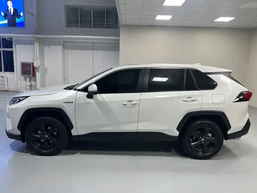 Toyota RAV4 — фото 8
