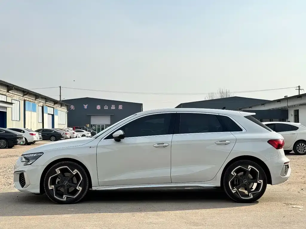 Audi A3 2023 из CN, фото 3