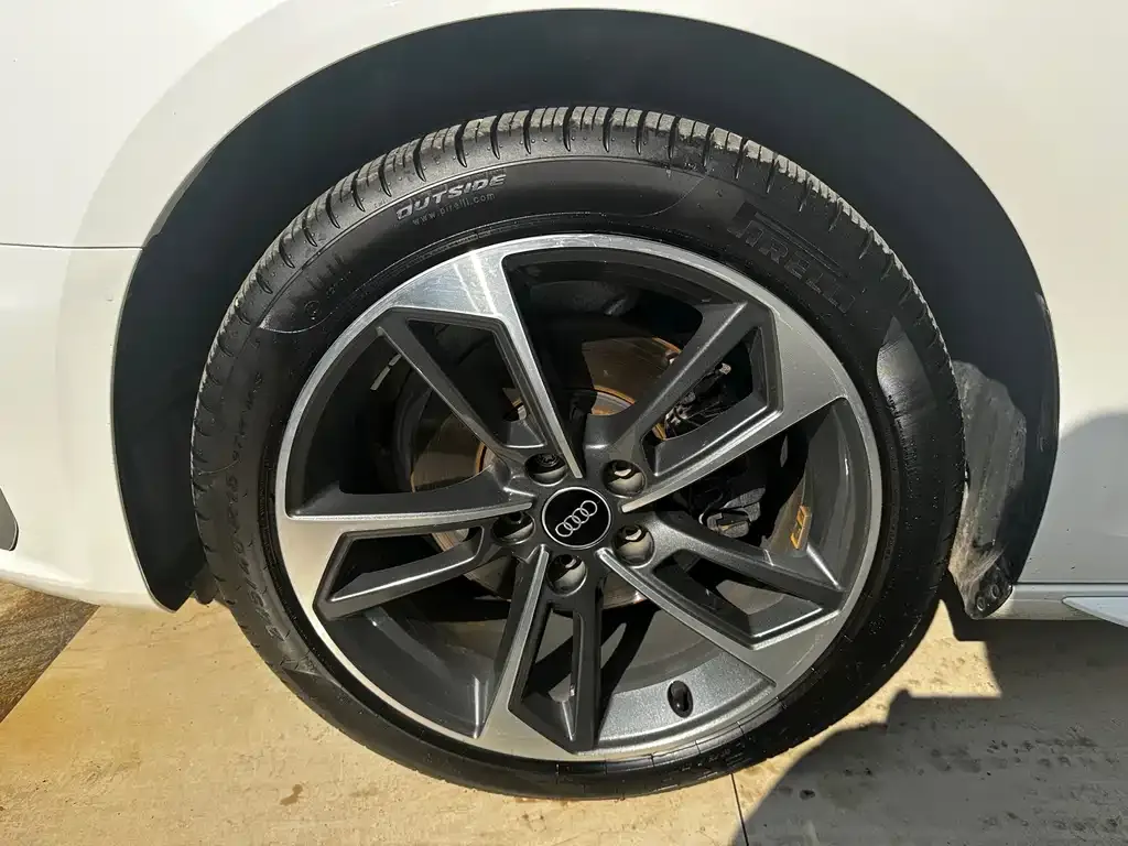 Audi A4L 2023 из CN, фото 4