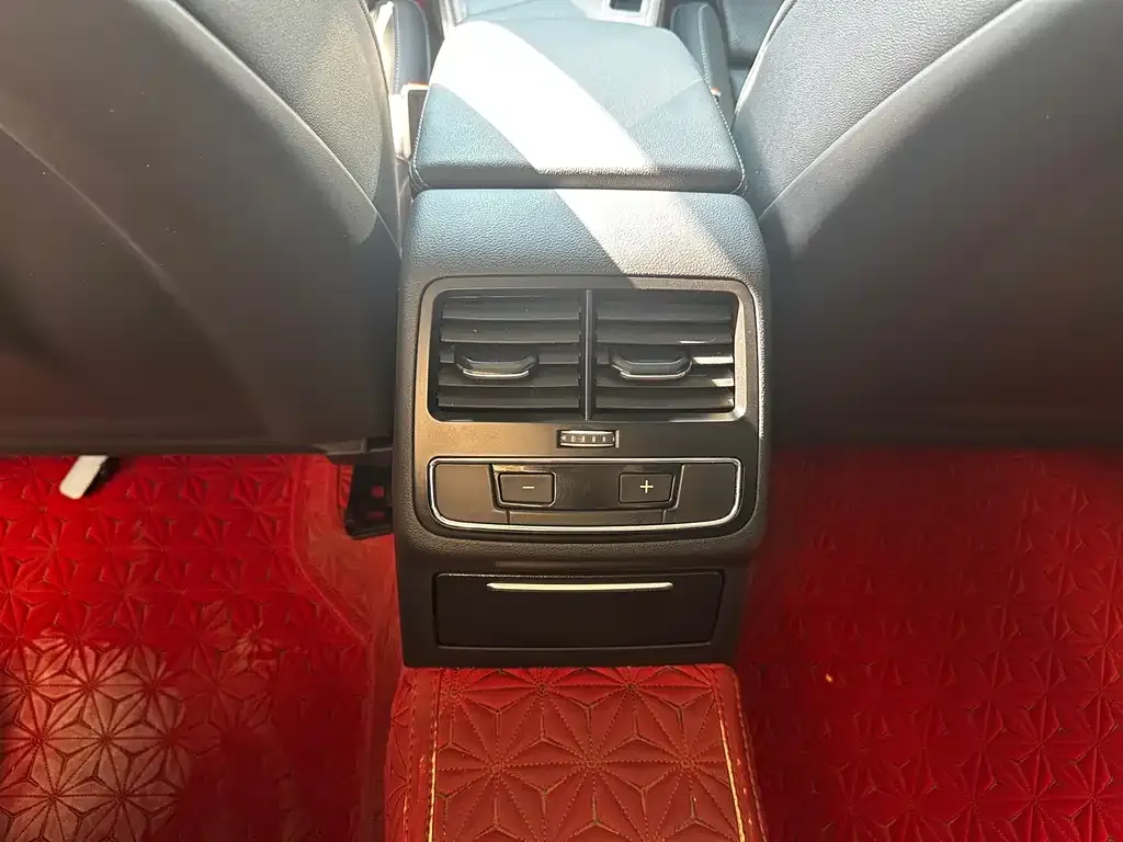 Audi A4L 2023 из CN, фото 9