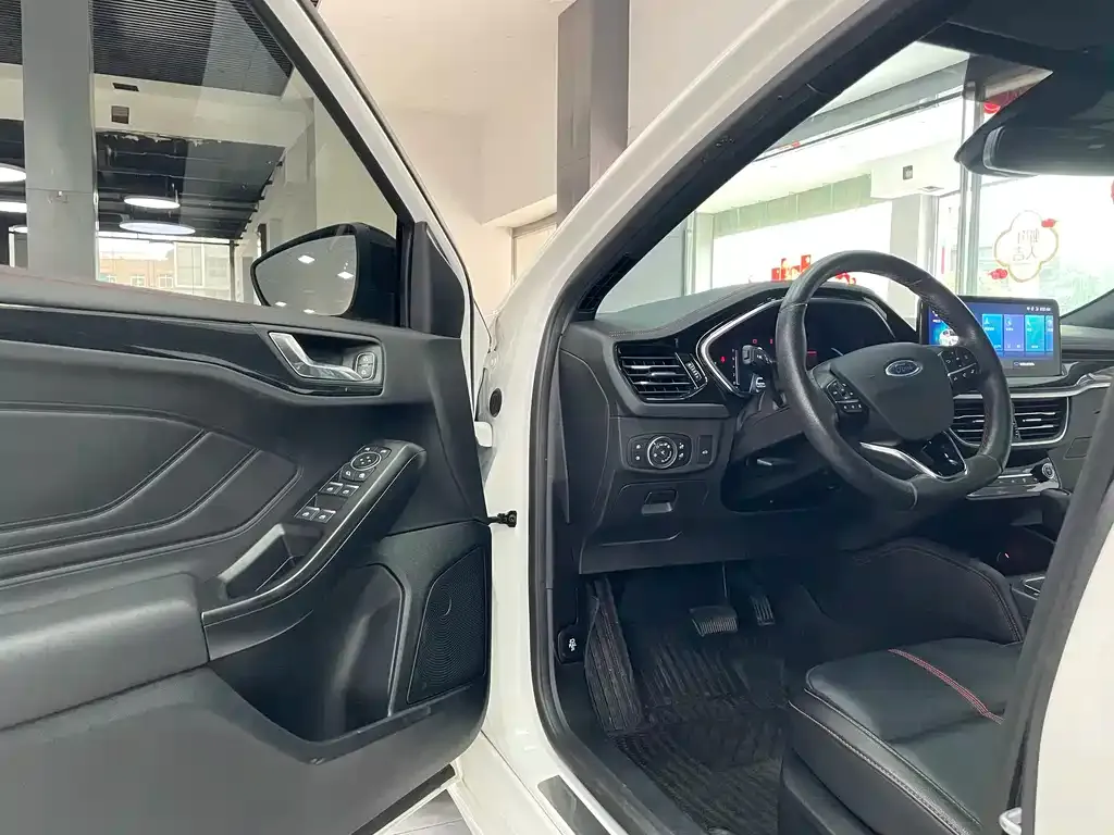 Ford Focus 2023 из CN, фото 10