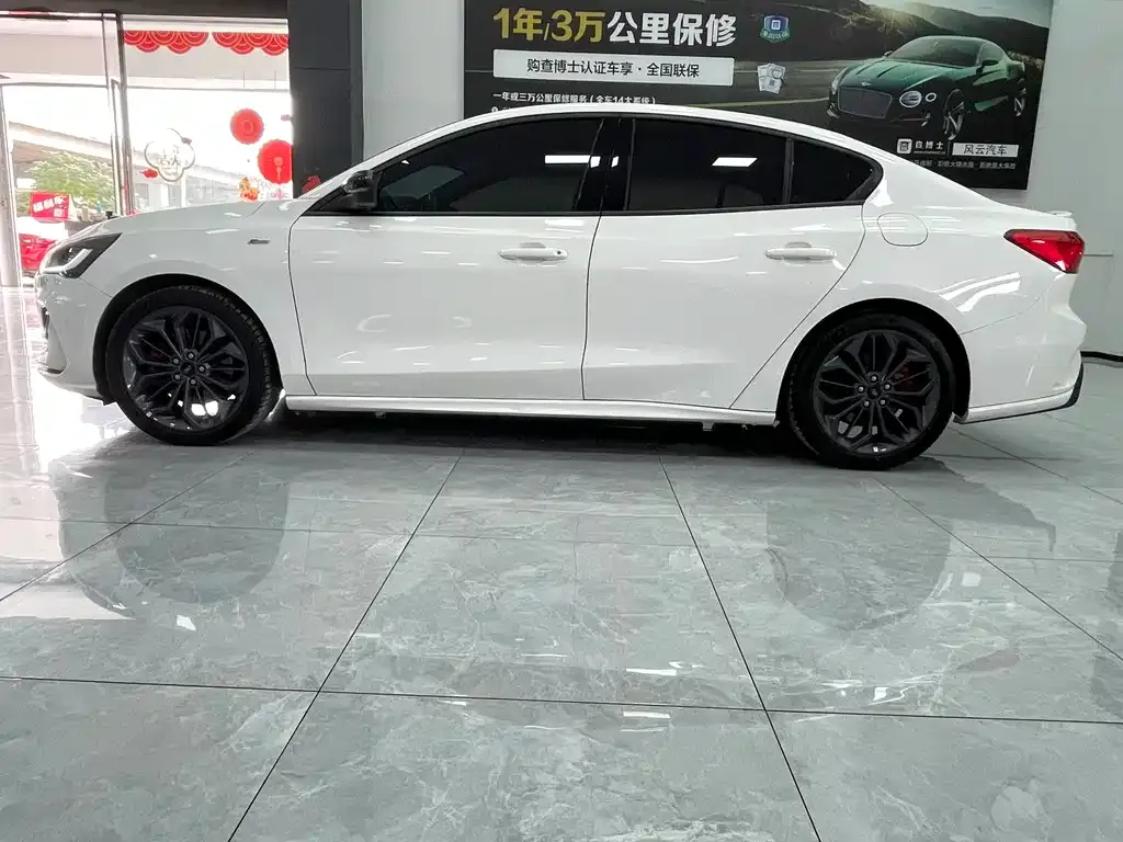 Ford Focus 2023 из CN, фото 8