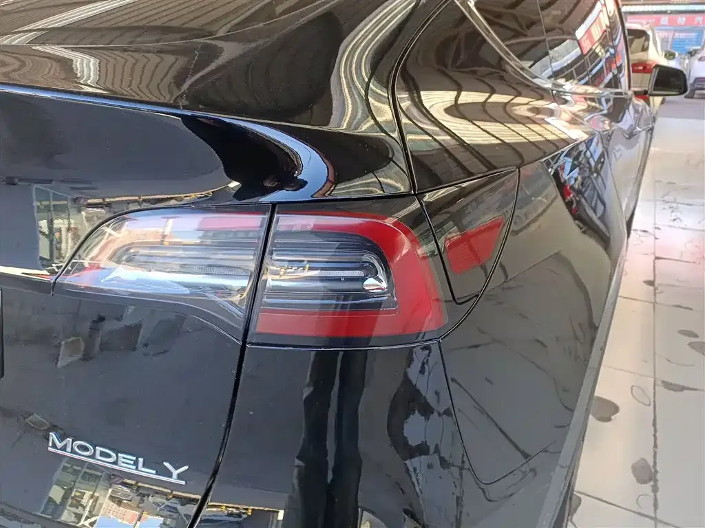 Tesla Model Y — фото 8