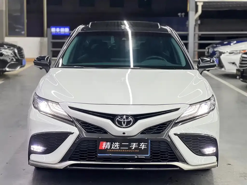 Toyota Camry — фото 4