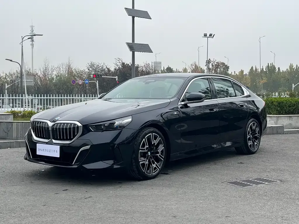 BMW 5 Series — фото 1