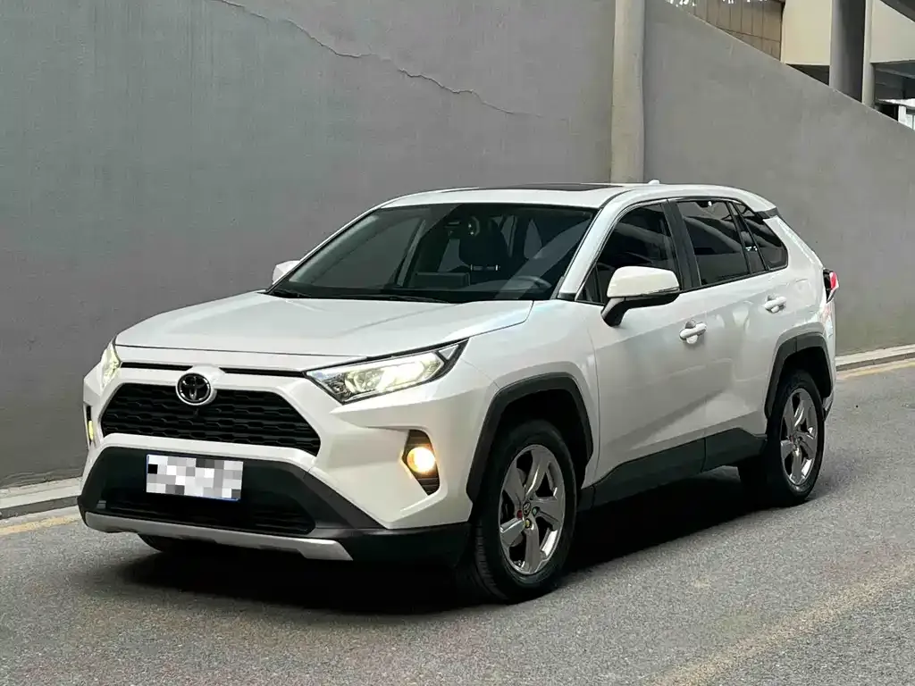 Toyota RAV4 — фото 1