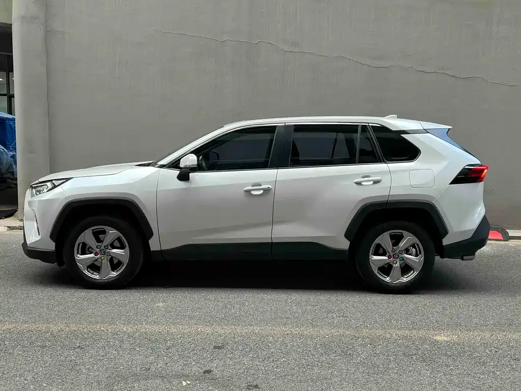 Toyota RAV4 — фото 3