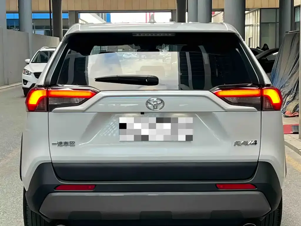 Toyota RAV4 — фото 5