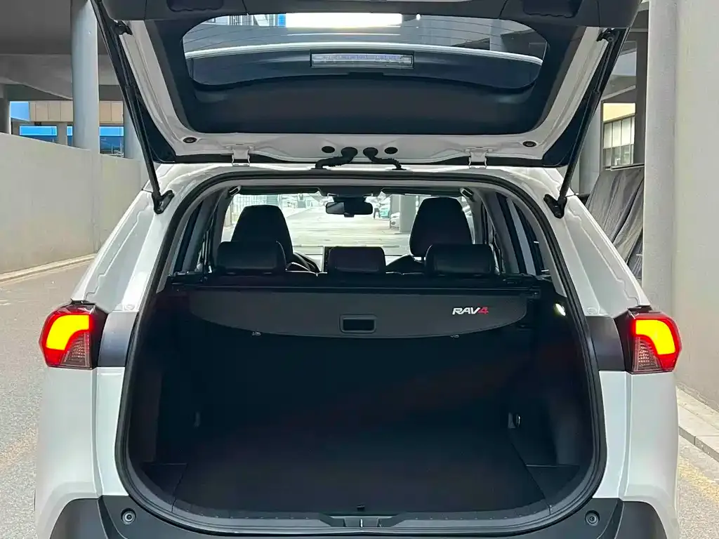 Toyota RAV4 — фото 6