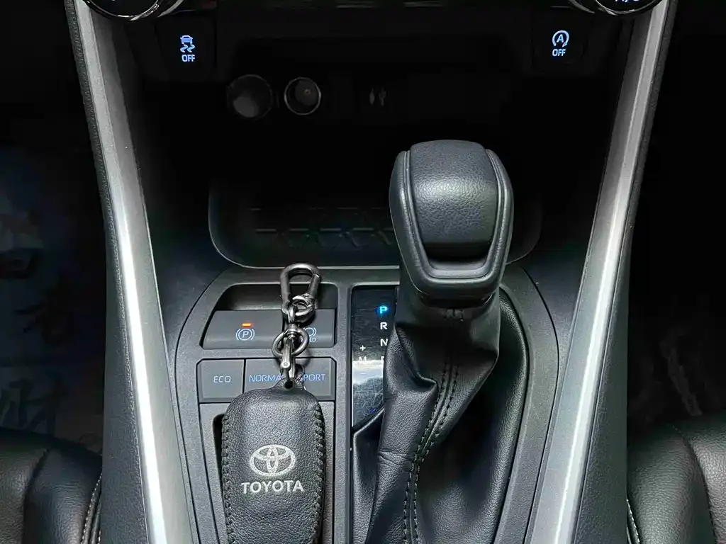 Toyota RAV4 — фото 9
