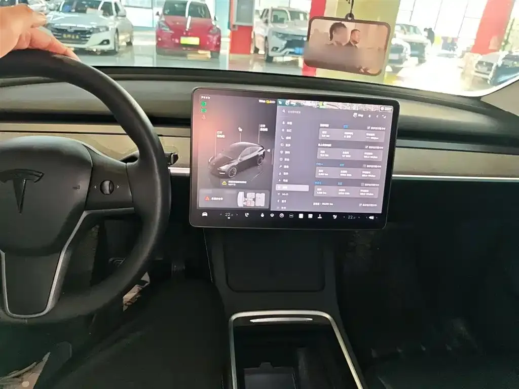Tesla Model Y — фото 10