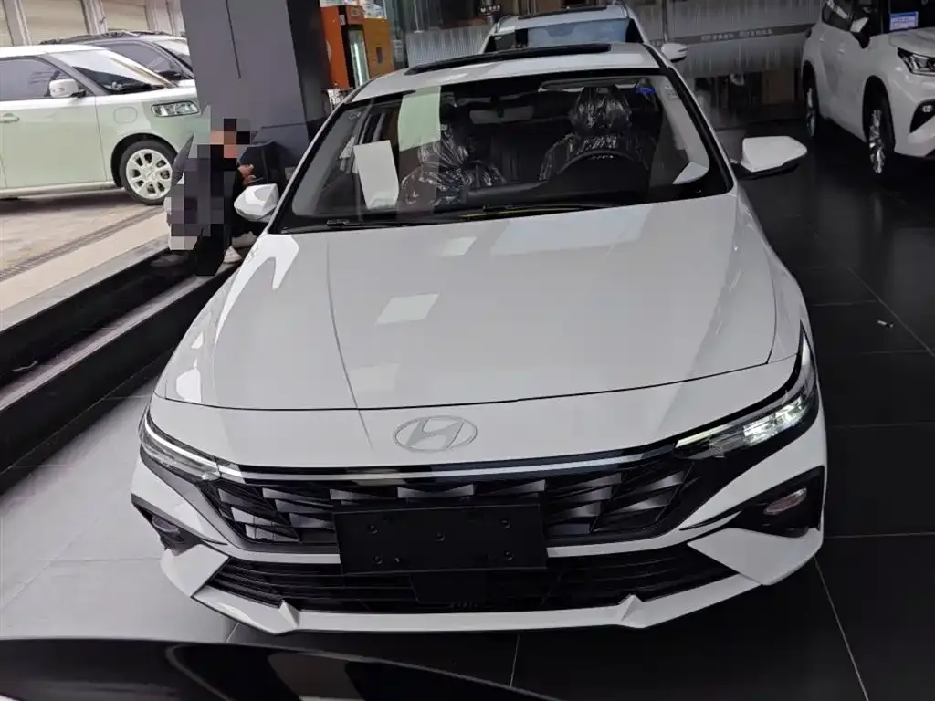 Hyundai Elantra — фото 3