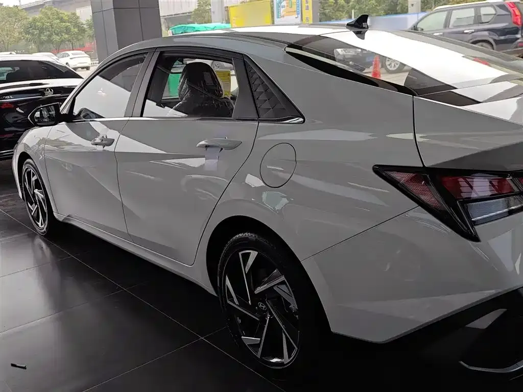 Hyundai Elantra — фото 5