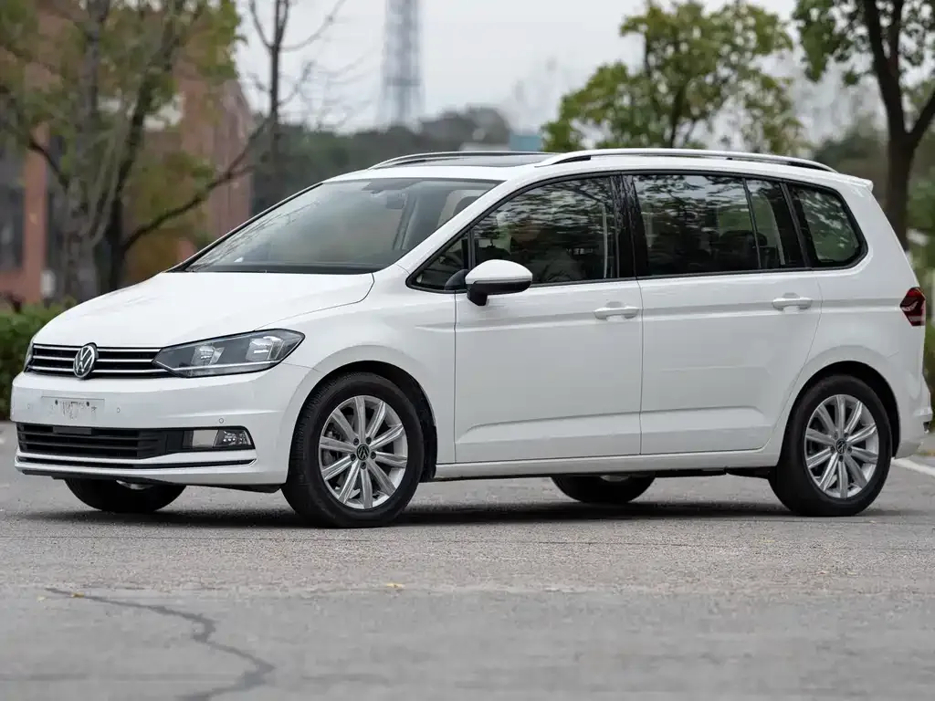 Volkswagen Touran 2022 из CN, фото 1