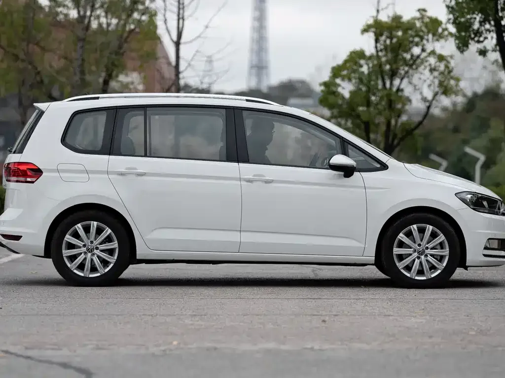 Volkswagen Touran 2022 из CN, фото 10