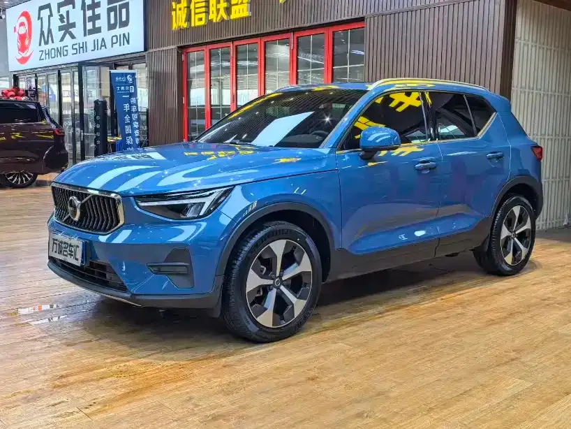 Volvo XC40 — фото 1