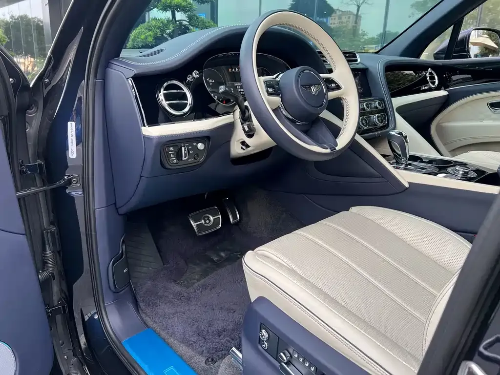 Bentley Bentayga 2023 из CN, фото 2