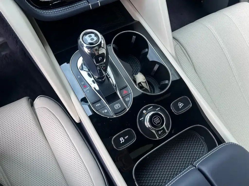 Bentley Bentayga 2023 из CN, фото 7