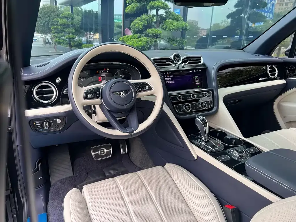 Bentley Bentayga 2023 из CN, фото 8