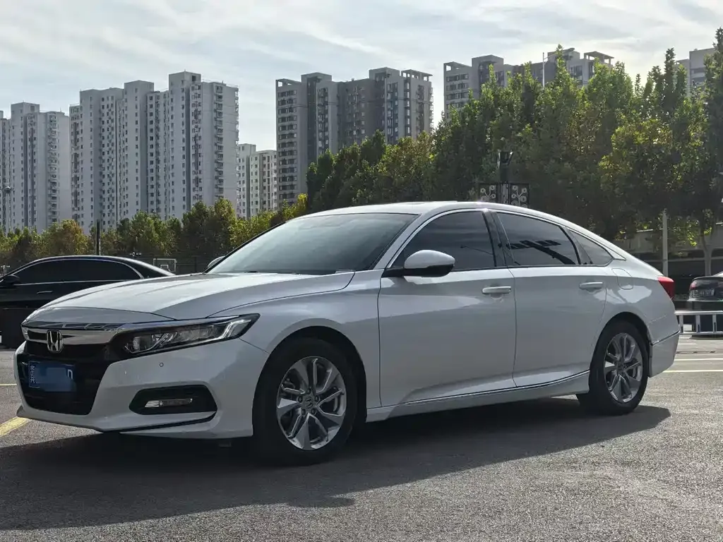 Honda Accord — фото 1