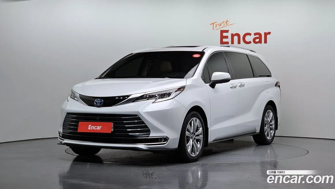 Toyota Sienna — фото 1