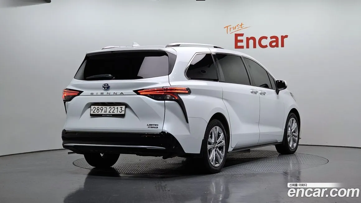 Toyota Sienna — фото 2