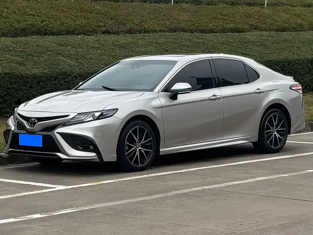 Toyota Camry — фото 1
