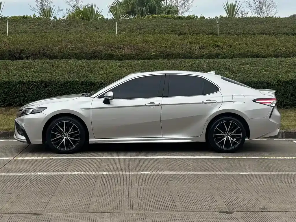 Toyota Camry — фото 2