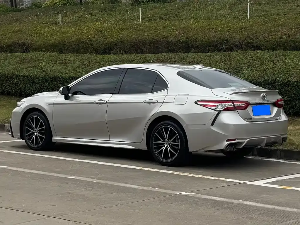 Toyota Camry — фото 3