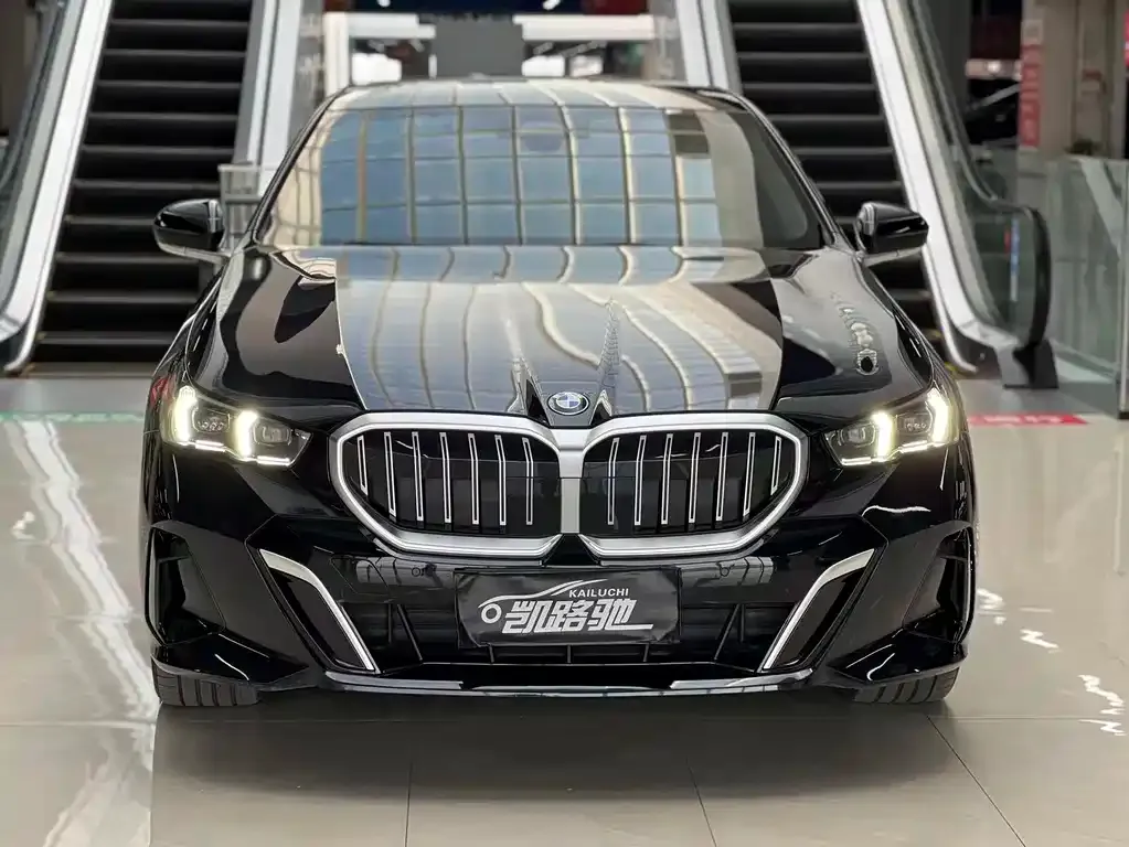 BMW 5 Series 2024 из CN, фото 2