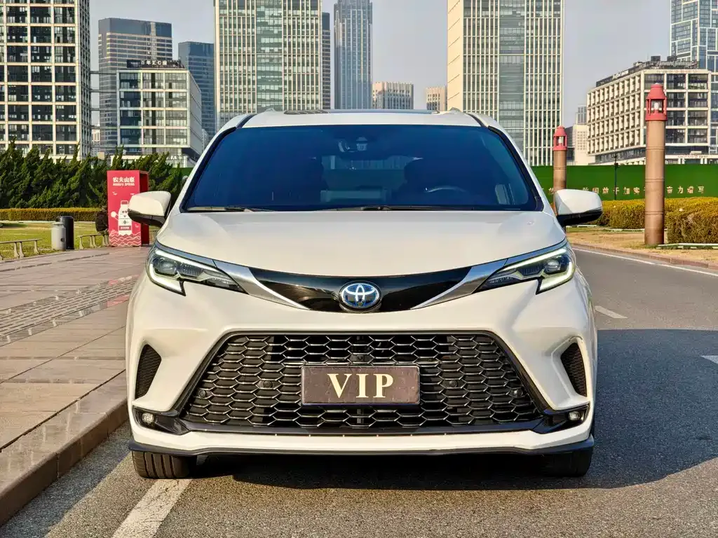 Toyota Granvia — фото 1