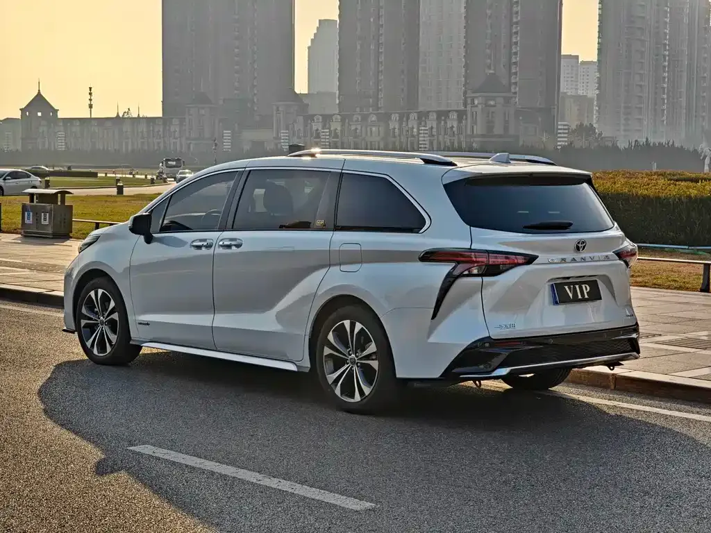Toyota Granvia — фото 4