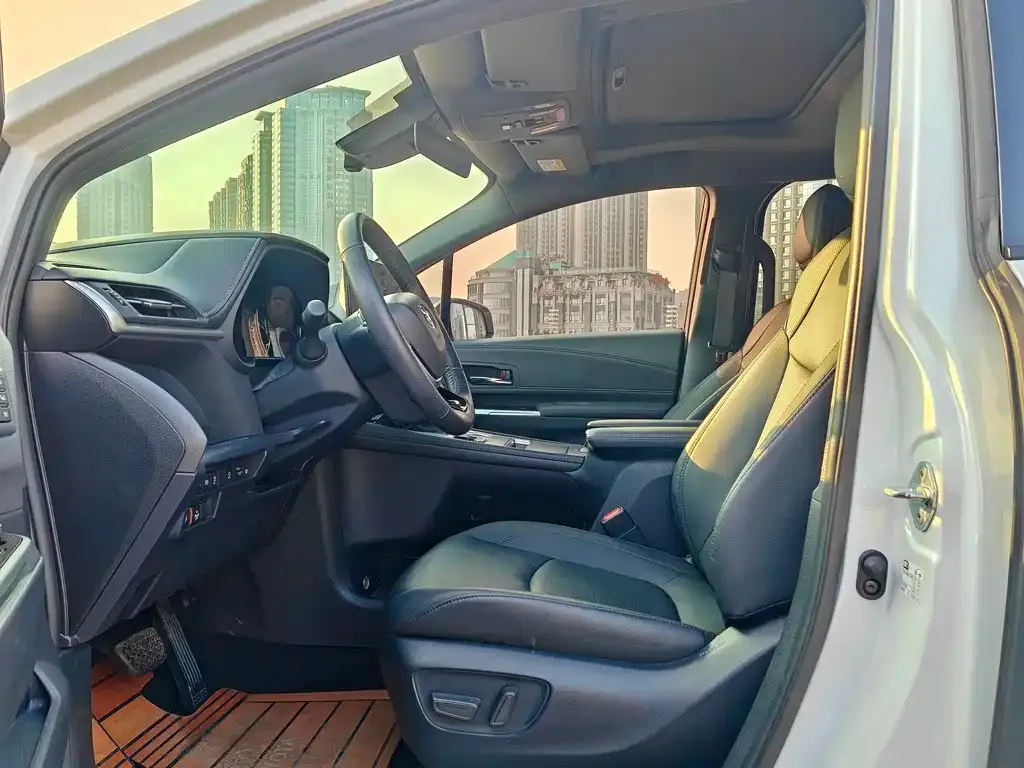 Toyota Granvia — фото 6