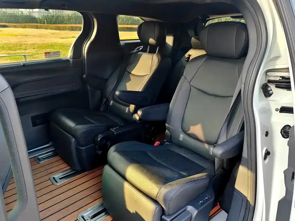 Toyota Granvia — фото 7