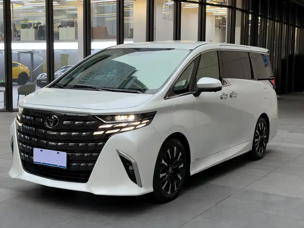 Toyota Alphard — фото 1