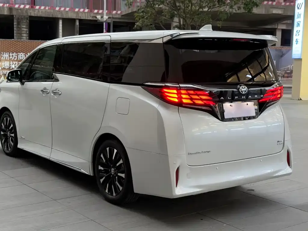 Toyota Alphard — фото 10