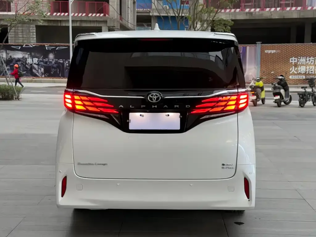 Toyota Alphard — фото 9