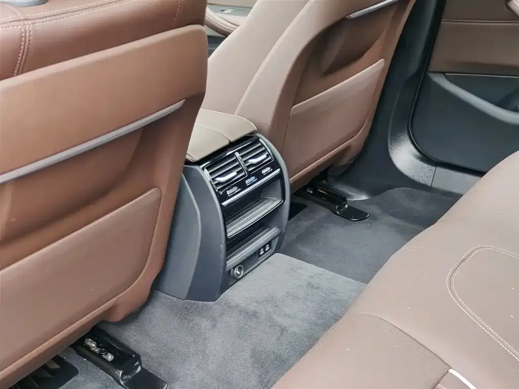 BMW 5 Series 2023 из CN, фото 9