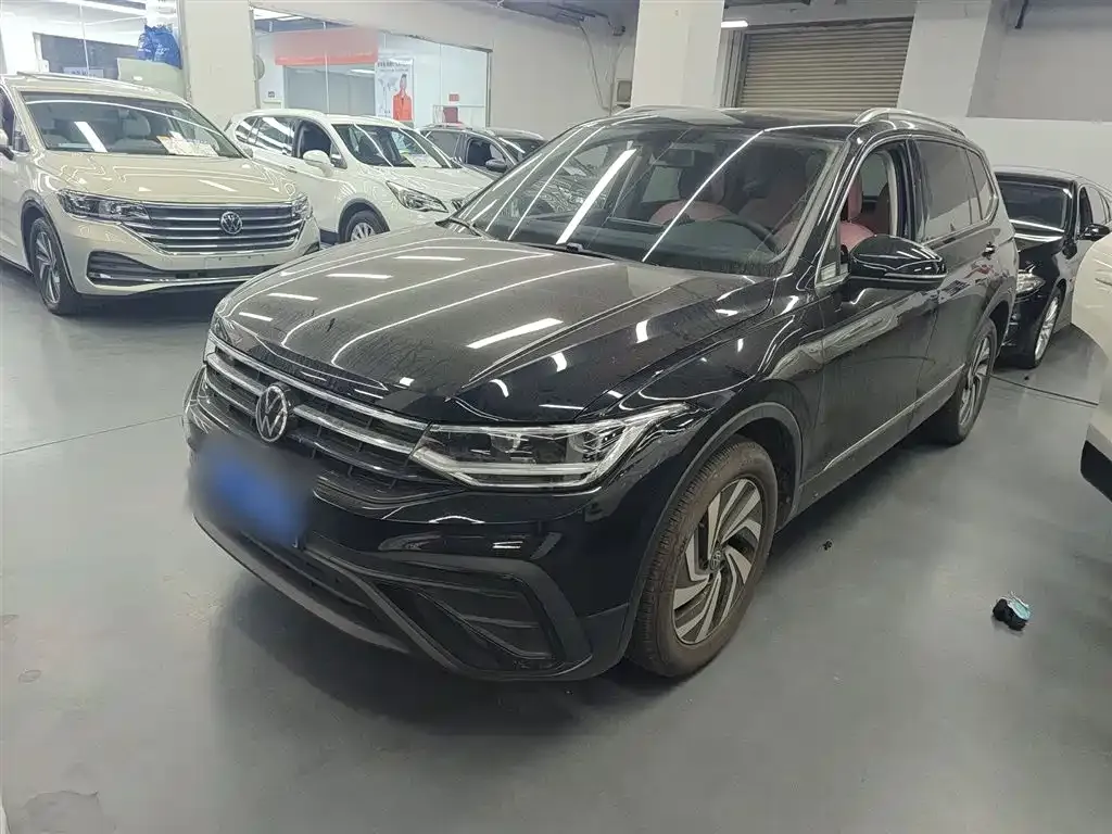 Volkswagen Tiguan L — фото 1