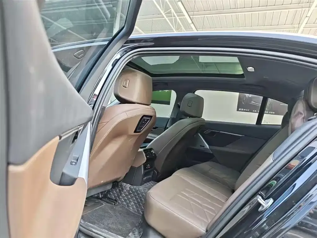 BMW 5 Series 2024 из CN, фото 3