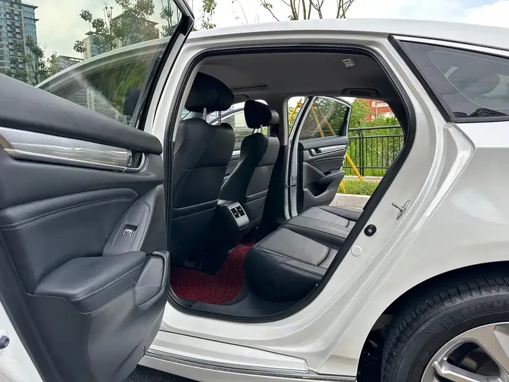 Honda Accord — фото 10