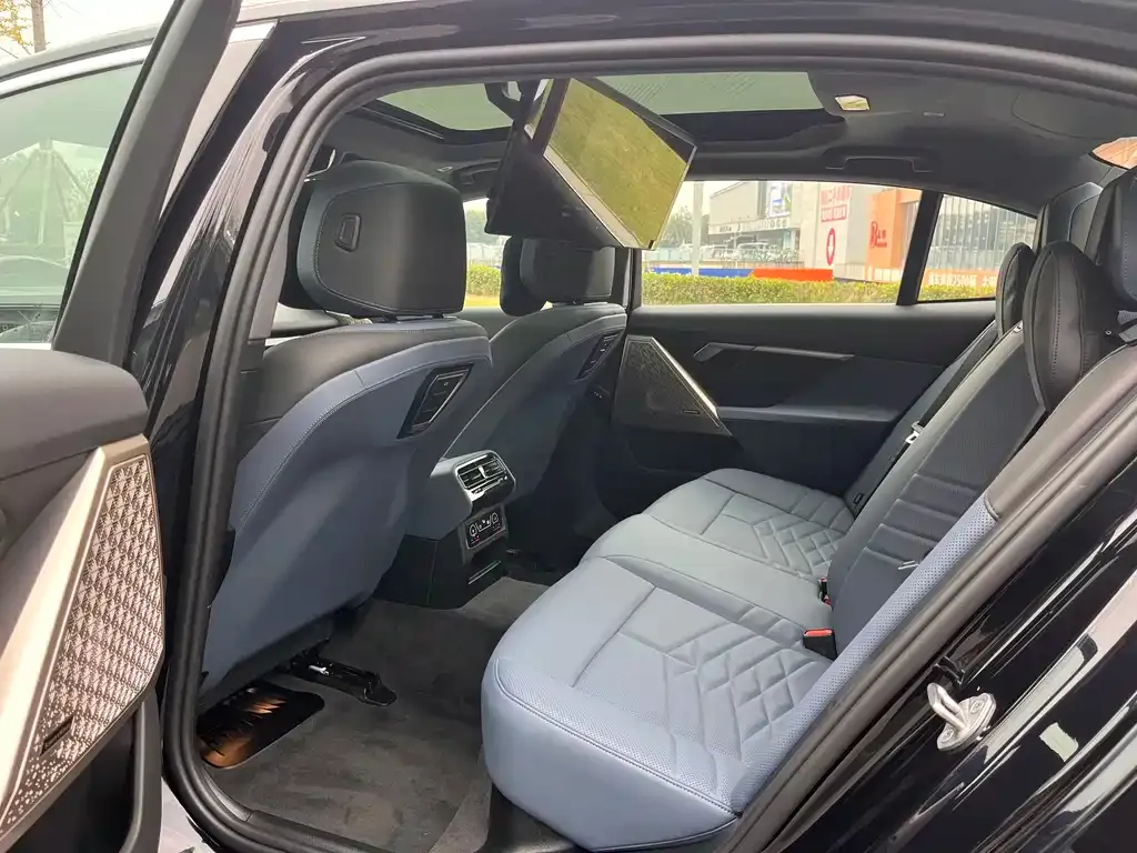 BMW 5 Series 2025 из CN, фото 10