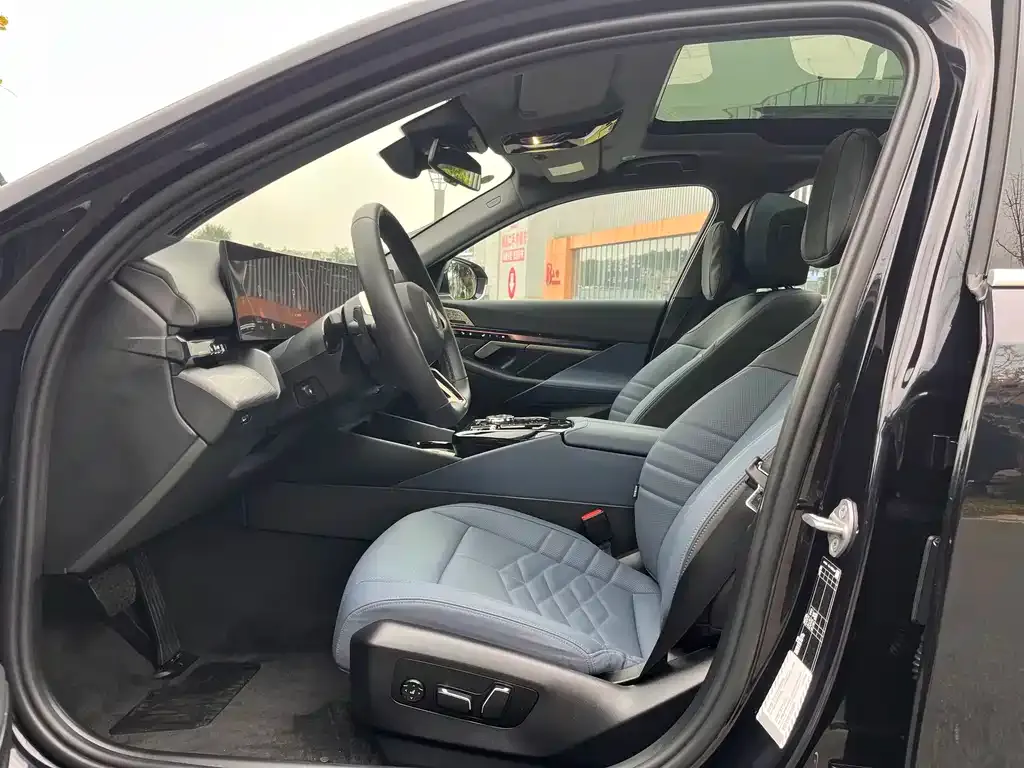 BMW 5 Series 2025 из CN, фото 4